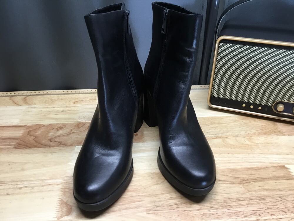Naturalizer Genn-Reach Women's 10 Black Leather Side Zip Block Heel Ankle Boots